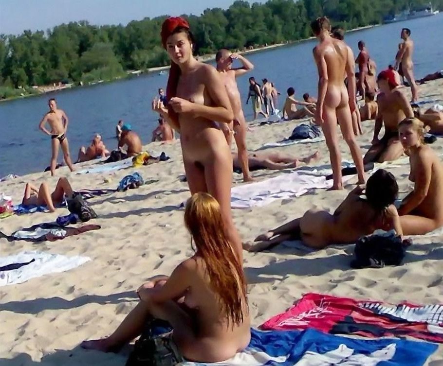 Hawt आकर्षक लड़कियों निर्वस्त्र पर एक सार्वजनिक समुद्र तट