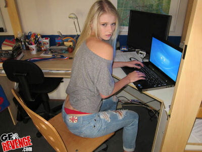 Fee gamer cutie Abby Gefangen posing in boob coverer und Strings :Von: Ihr Ex