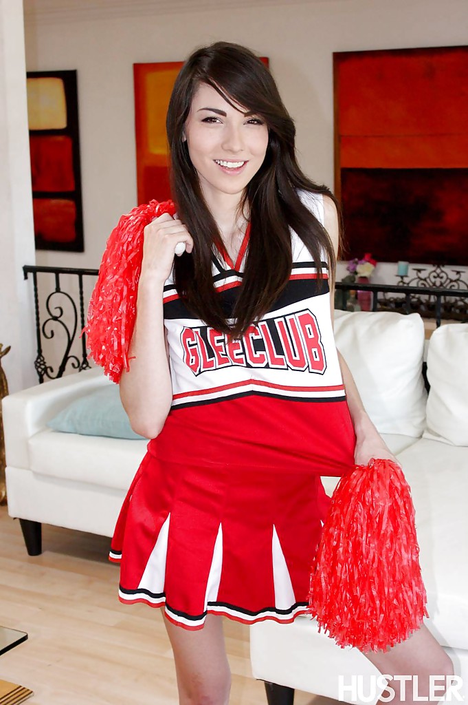 cattivo teen Ragazza Emily Grigio in posa solo in sexy Cheerleader uniforme
