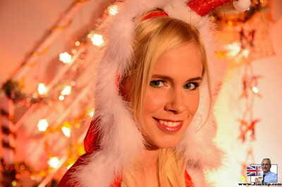 Glamoureuze Golden haren puber laat haar zeppelins en Kont in wit in Kerstmis